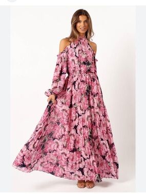 NWT Petal & Pup
Hilary Floral Cold
Shoulder Long Sleeve Maxi
Dress Size small